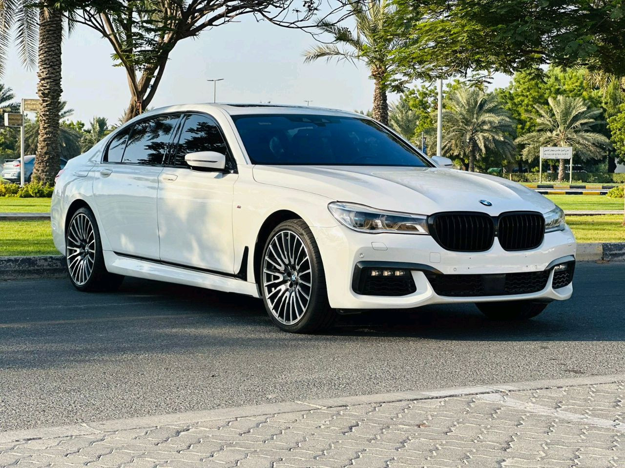 BMW 7-Series - Image 5