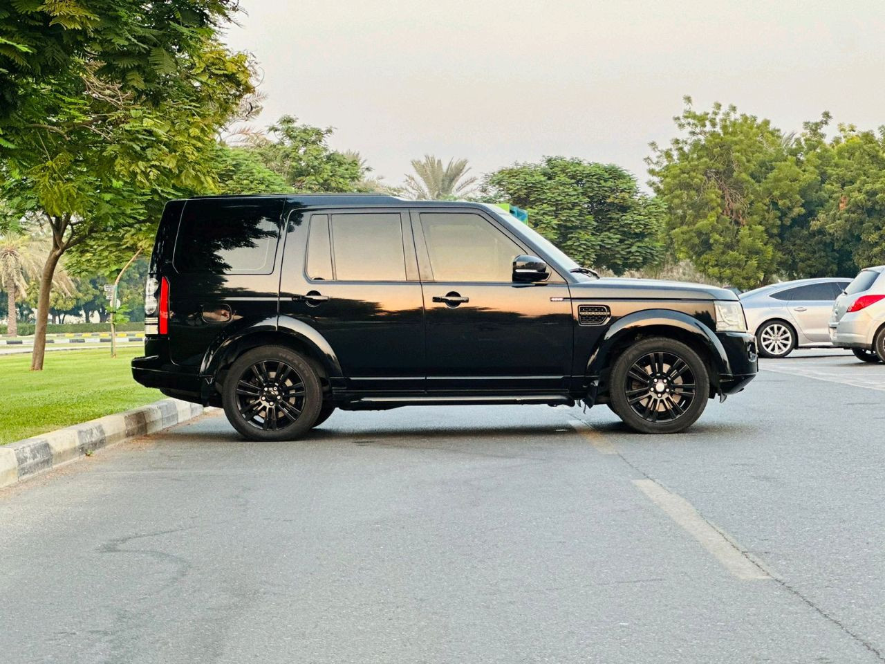Land Rover LR4 - Image 10