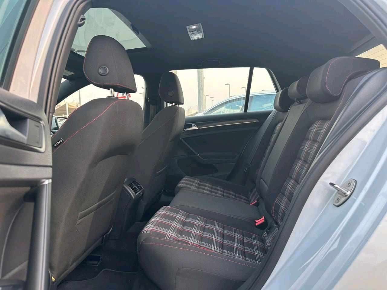 Volkswagen Golf - Image 9