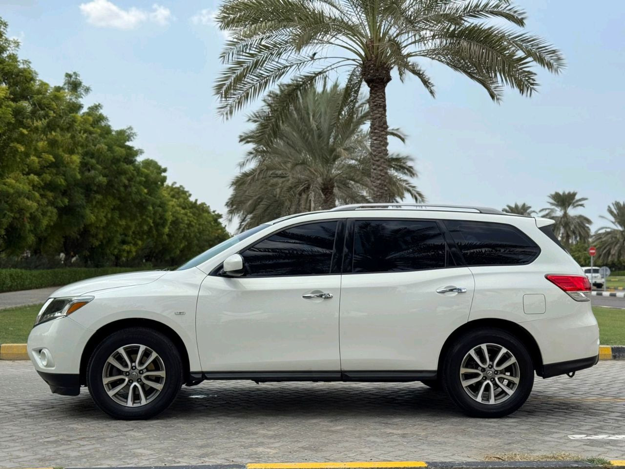 Nissan Pathfinder - Image 2