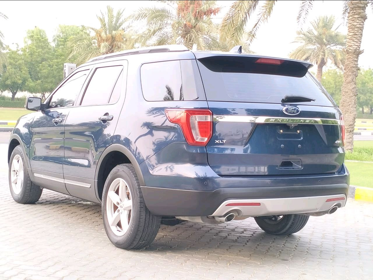 Ford Explorer - Image 11