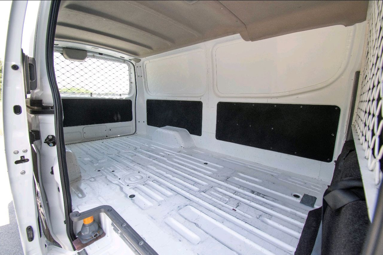 Nissan Urvan - Image 11