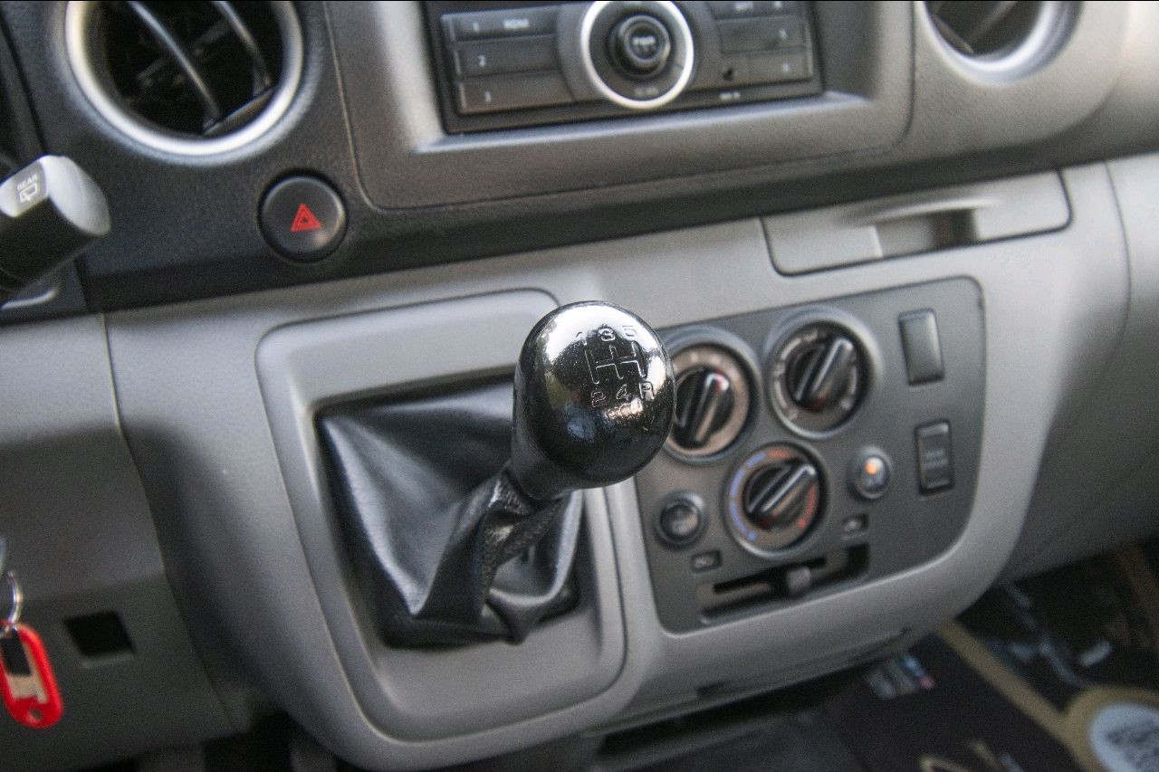 Nissan Urvan - Image 9