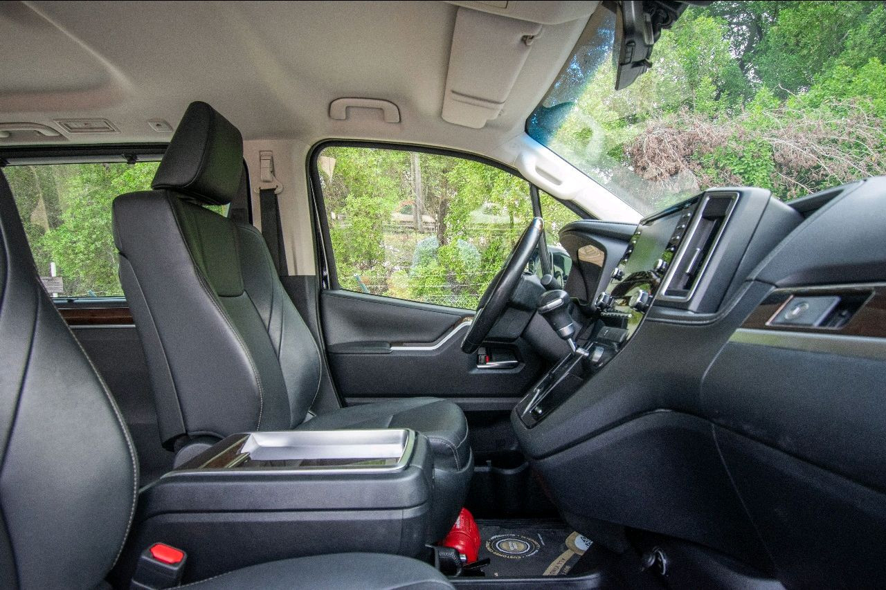 Toyota Granvia - Image 12