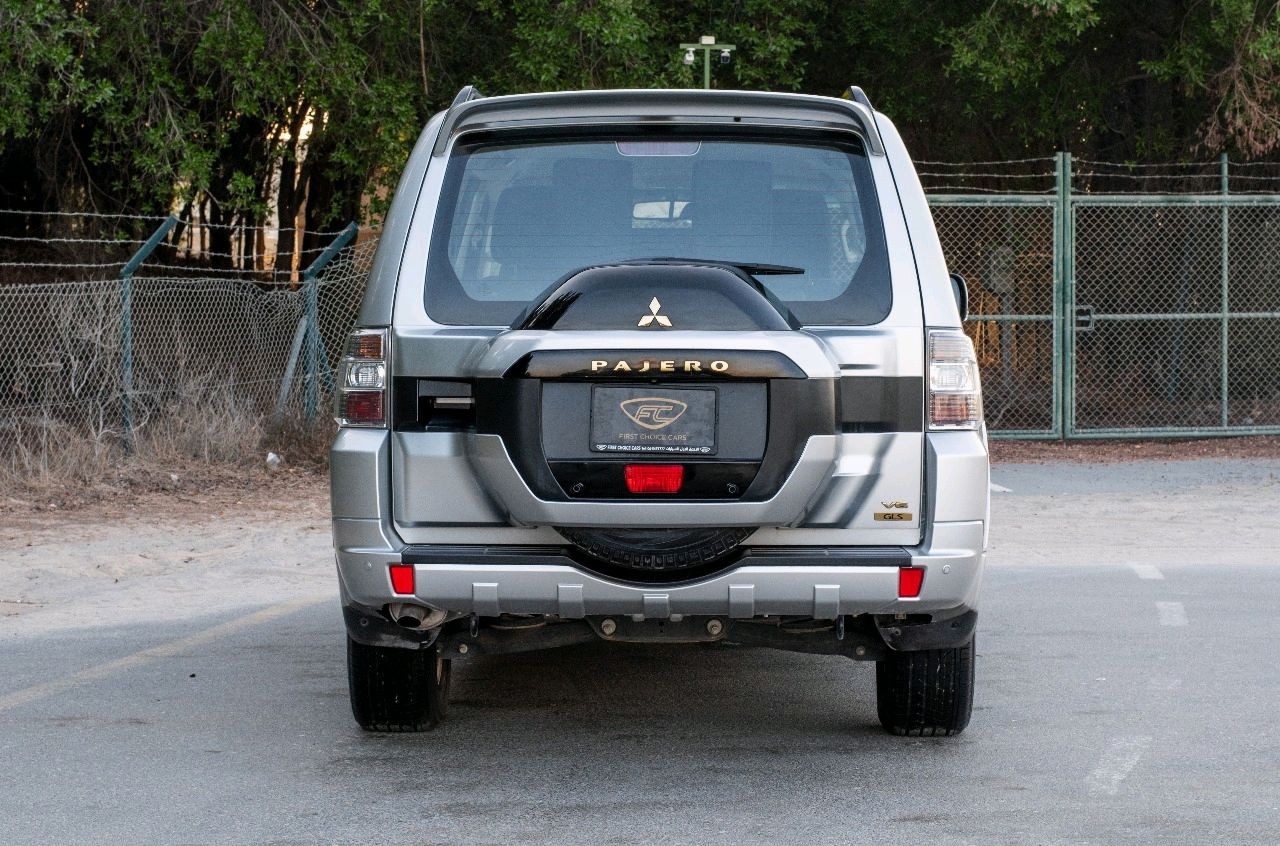 Mitsubishi Pajero - Image 11