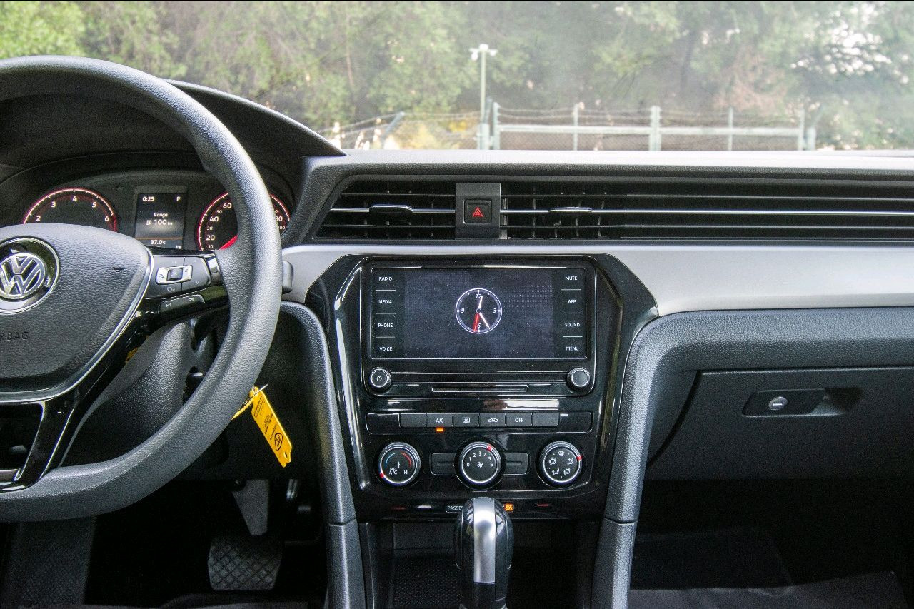 Volkswagen Passat - Image 7