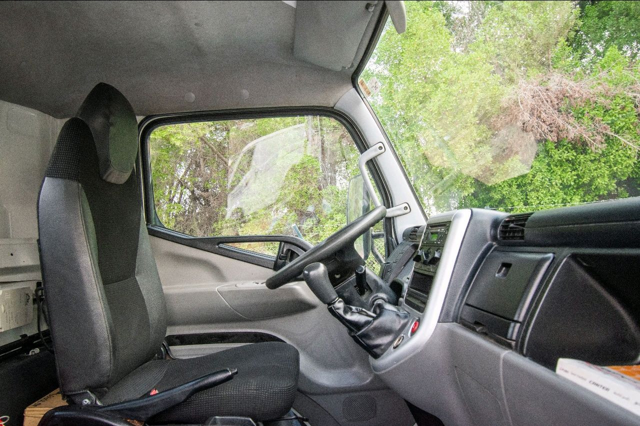 Mitsubishi Canter - Image 10