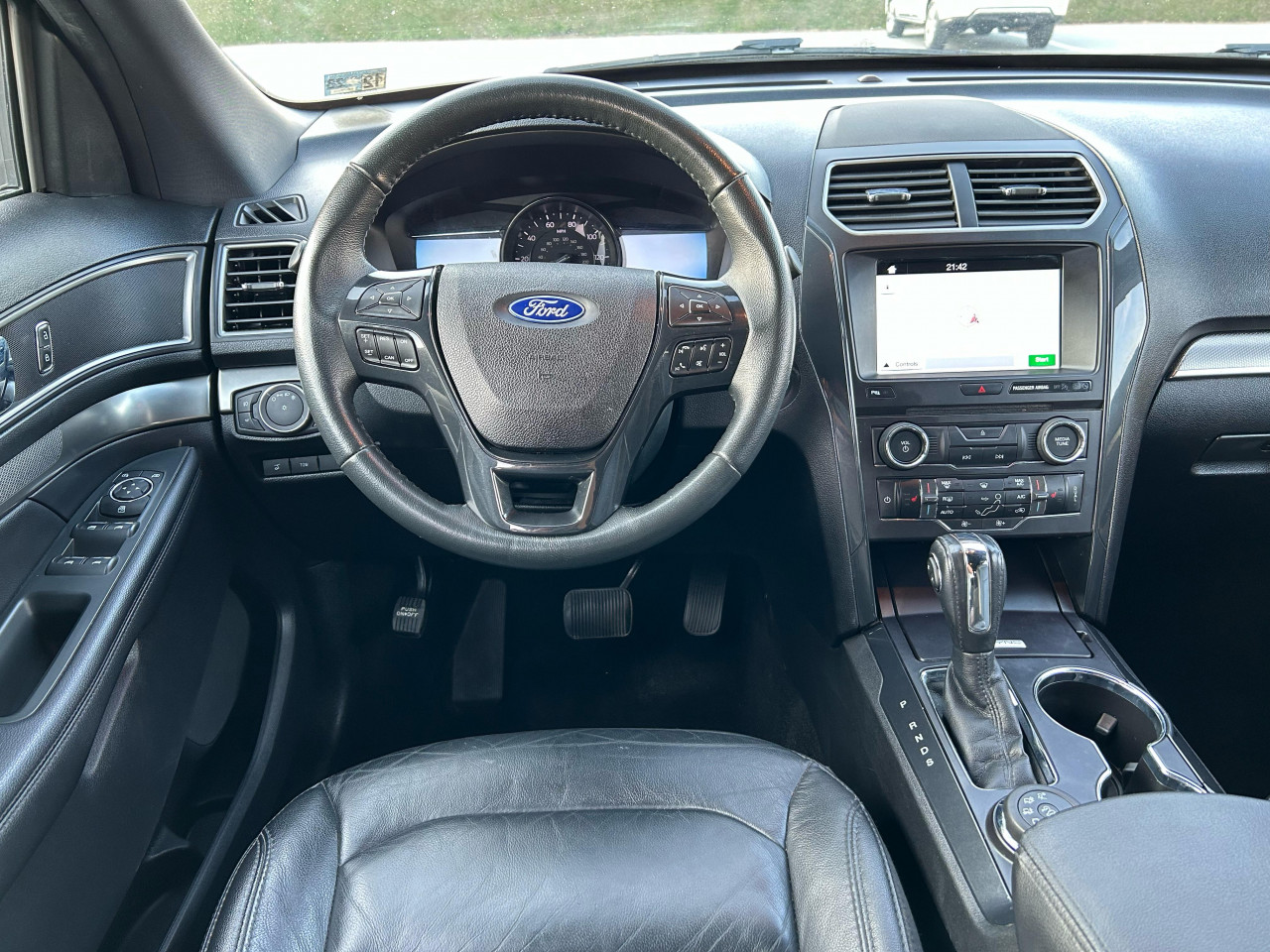 Ford Explorer - Image 12