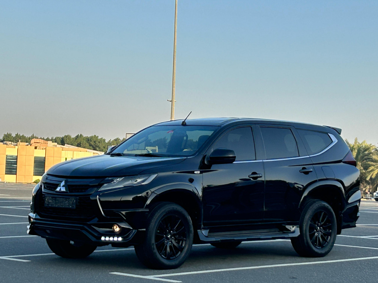Mitsubishi Montero sport - Image 4
