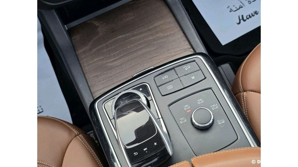 Mercedes Benz GLE SUV - Image 12
