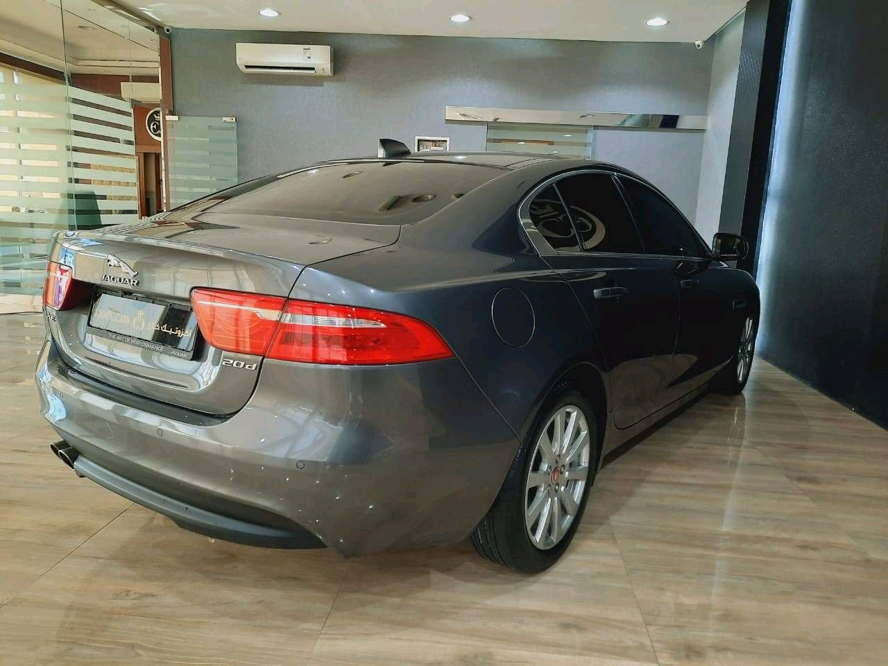 Jaguar XE - Image 4