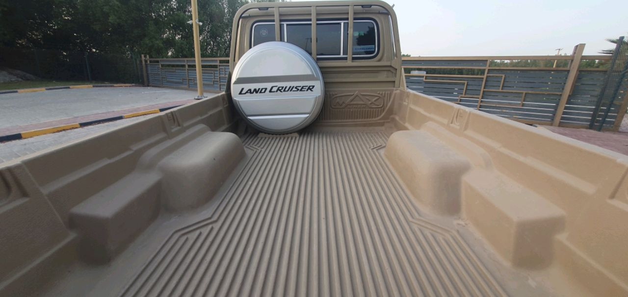 Toyota Land Cruiser 76 series - Image 8