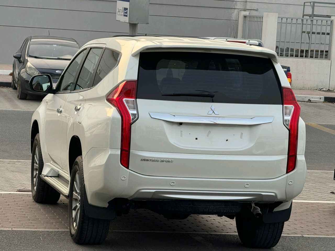 Mitsubishi Montero sport - Image 5