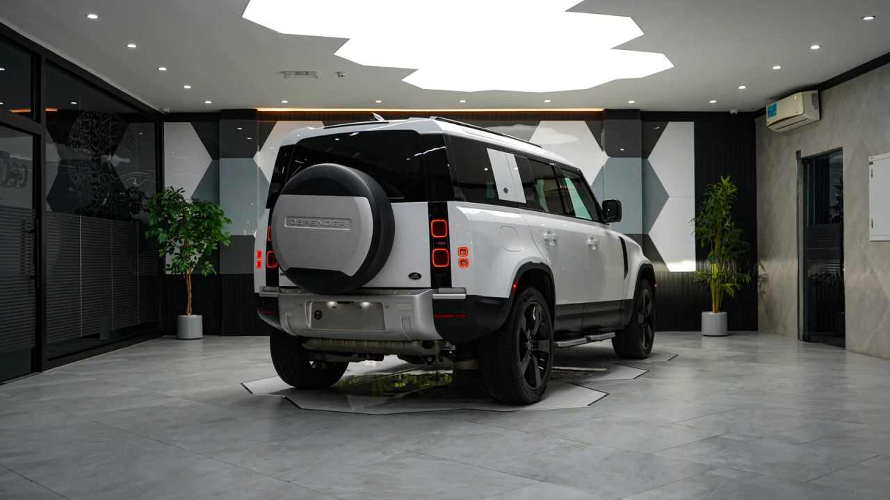 Land Rover Defender - Image 10