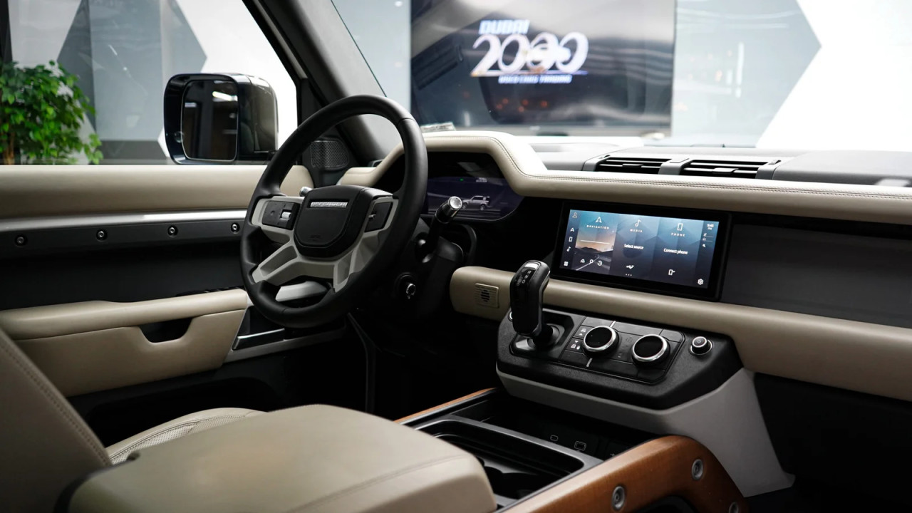 Land Rover Defender - Image 6