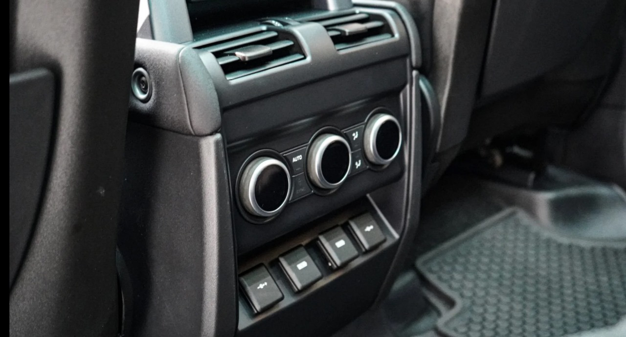 Land Rover Defender - Image 9