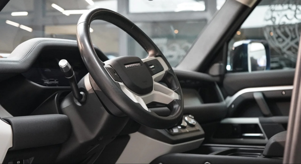 Land Rover Defender - Image 12