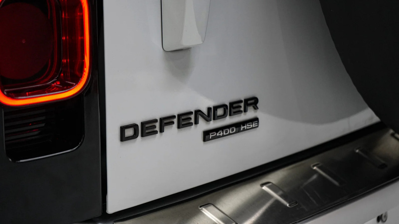 Land Rover Defender - Image 9