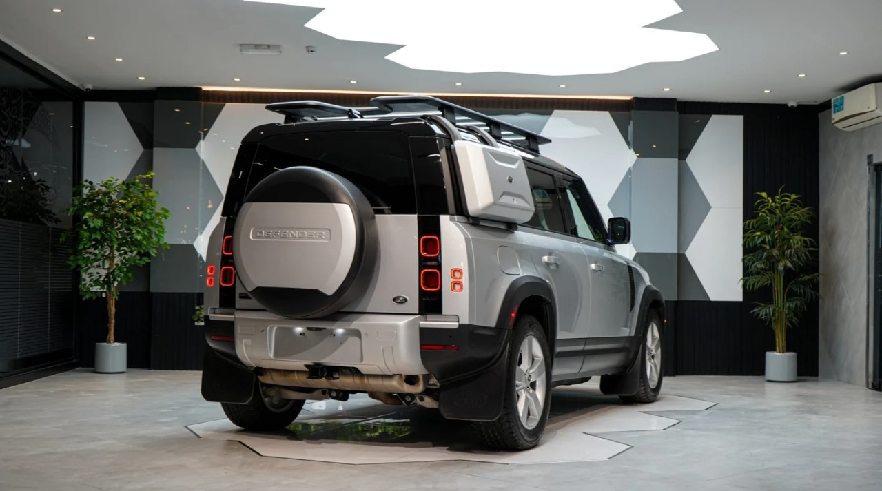 Land Rover Defender - Image 4