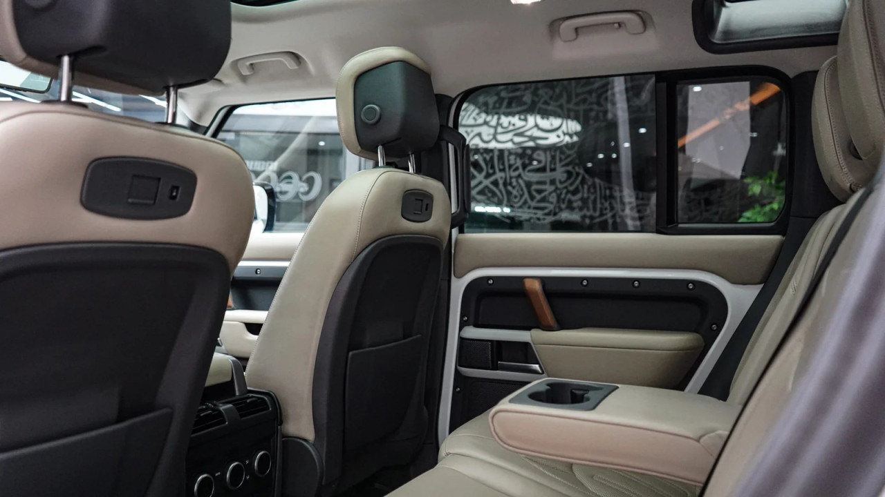 Land Rover Defender - Image 11