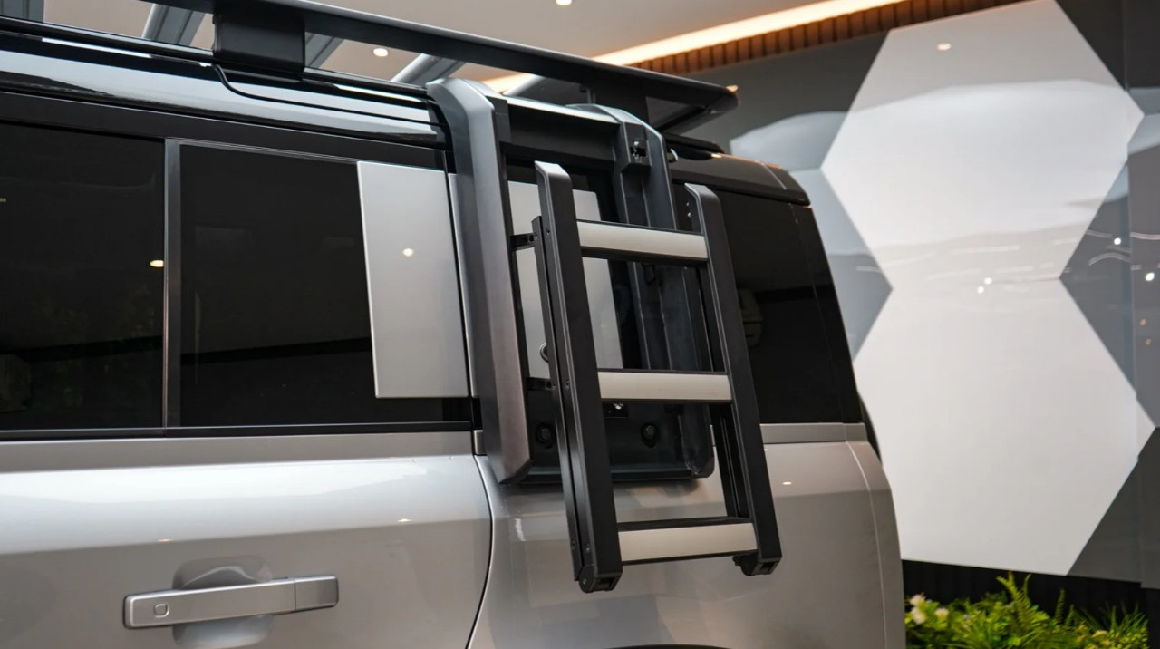 Land Rover Defender - Image 8