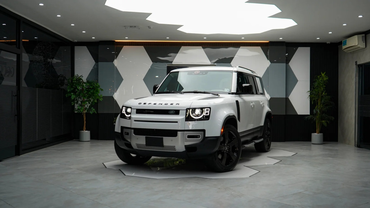 Land Rover Defender - Image 3