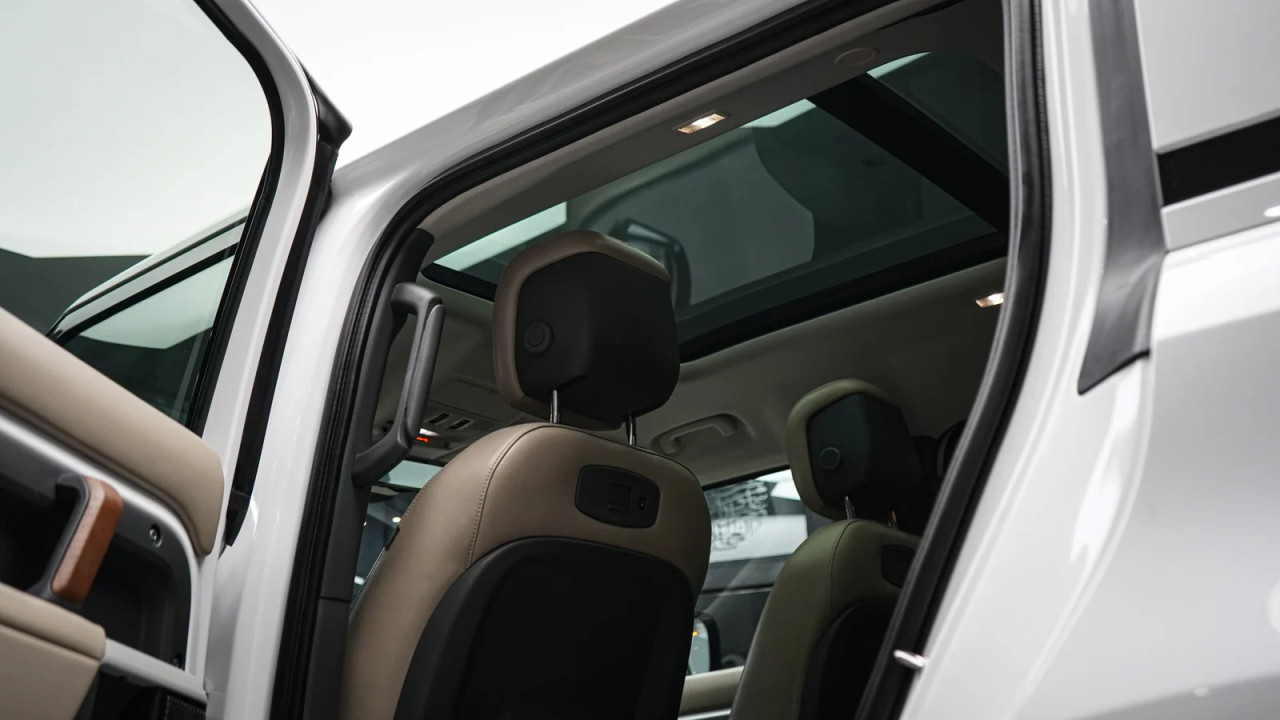 Land Rover Defender - Image 12