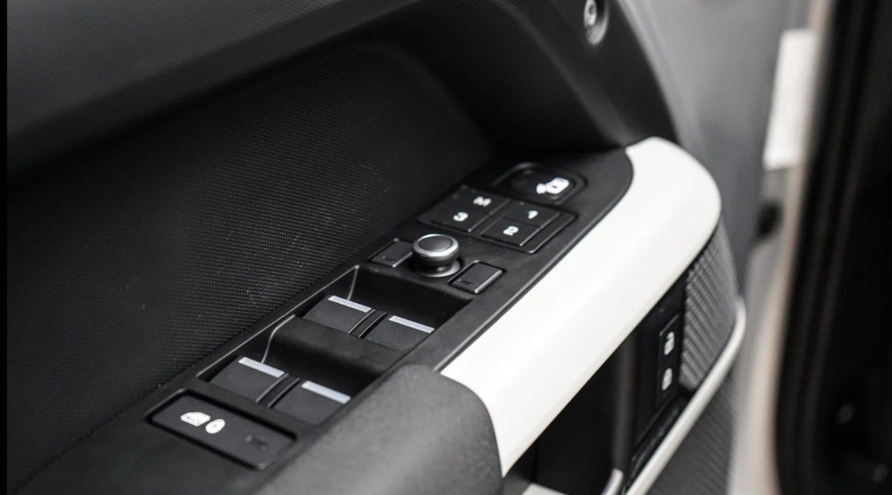 Land Rover Defender - Image 11