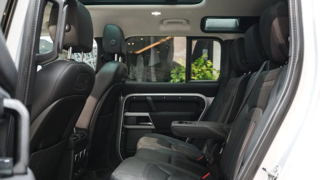 Land Rover Defender - Image 10