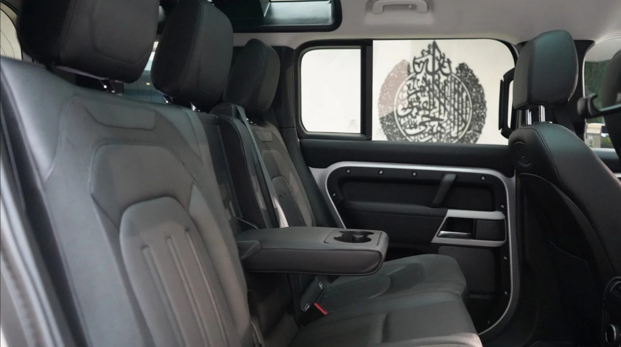 Land Rover Defender - Image 6