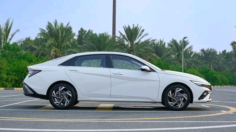 Hyundai Elantra - Image 12