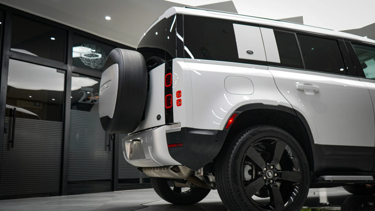 Land Rover Defender - Image 7