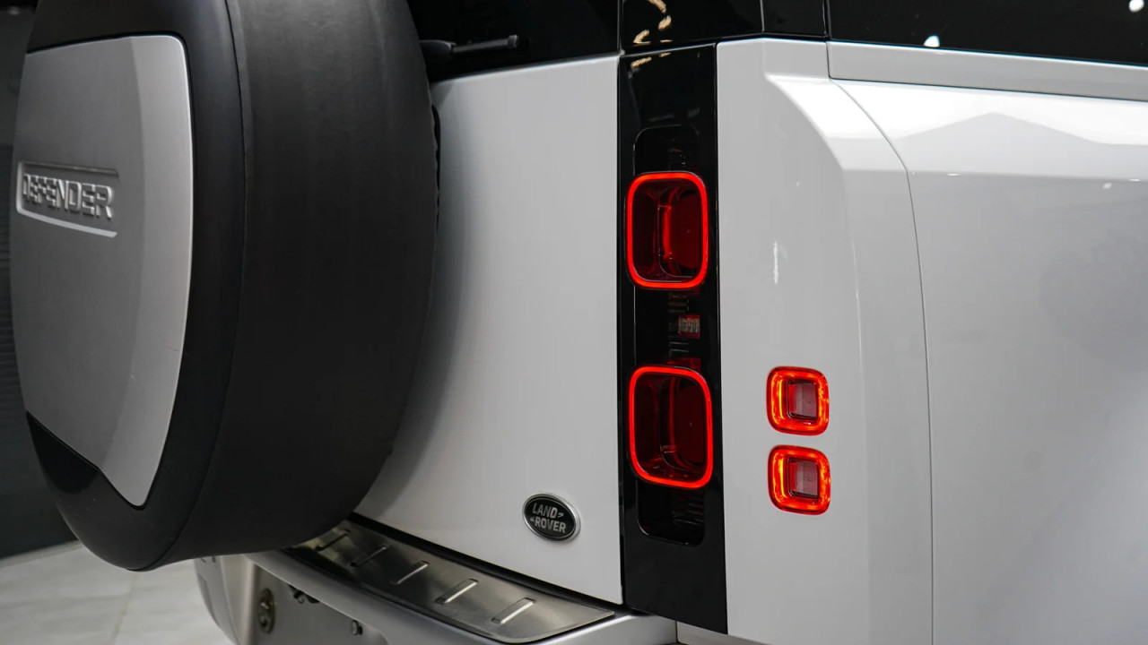 Land Rover Defender - Image 8