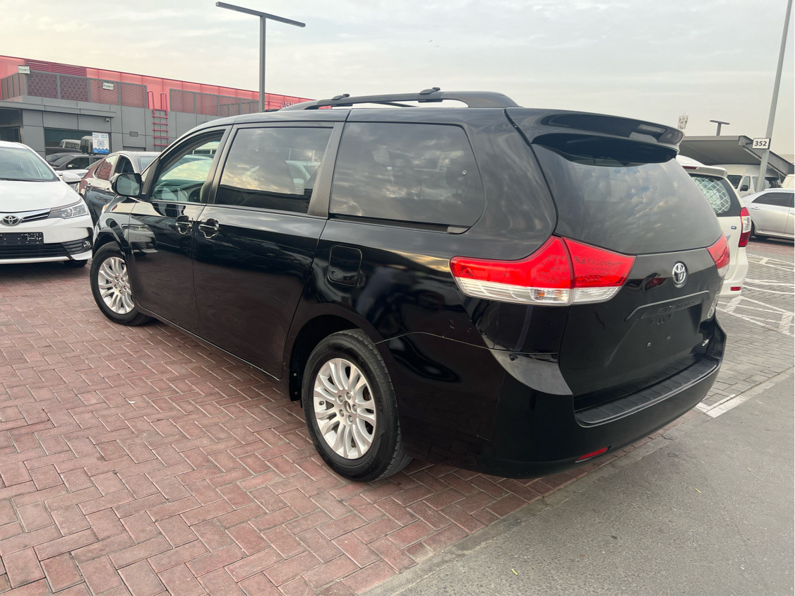 Toyota Sienna - Image 4