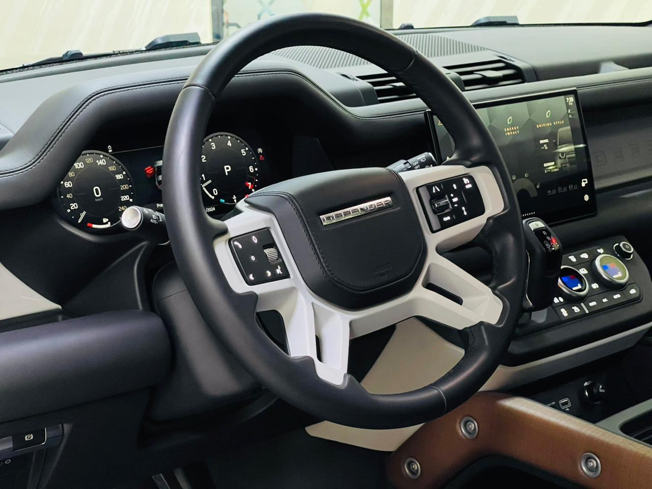 Land Rover Defender - Image 6