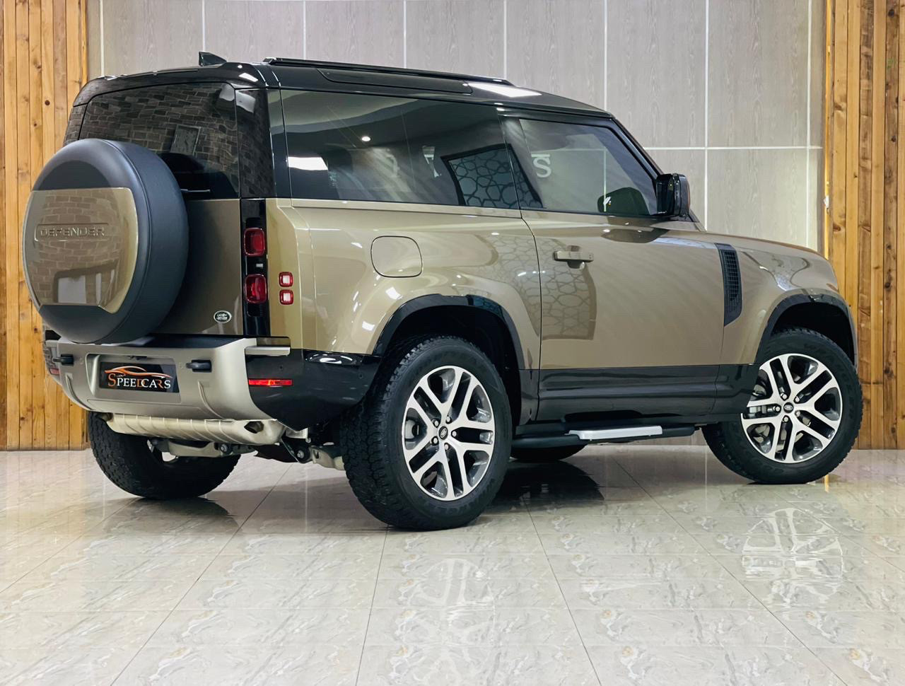 Land Rover Defender - Image 5