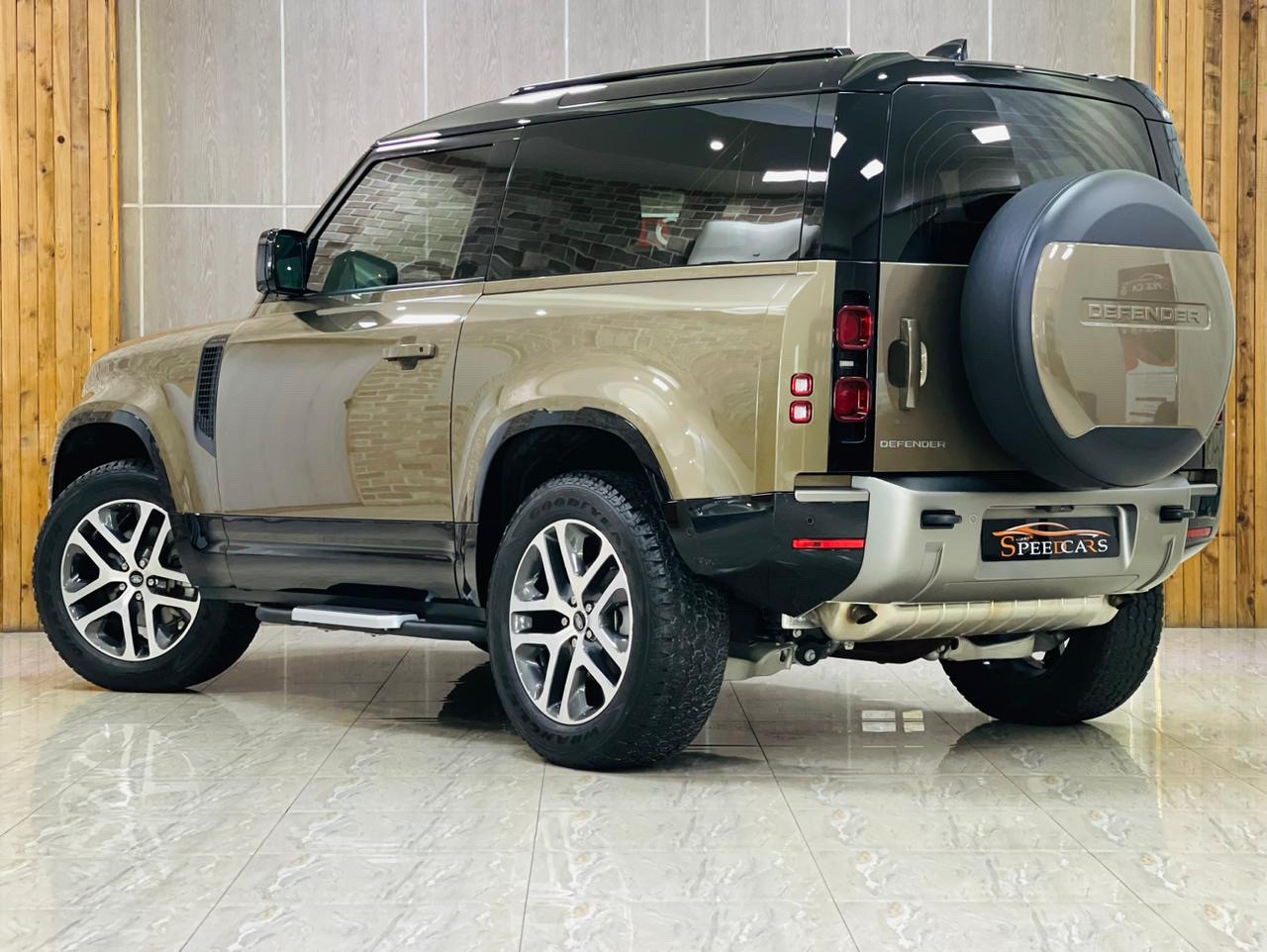 Land Rover Defender - Image 16