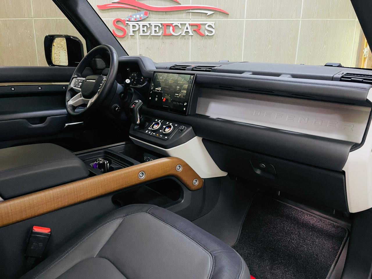 Land Rover Defender - Image 13