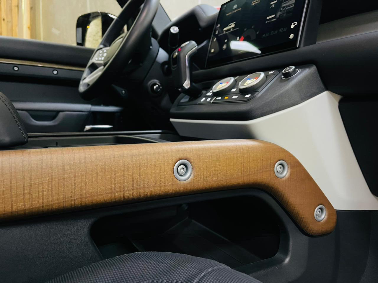 Land Rover Defender - Image 14