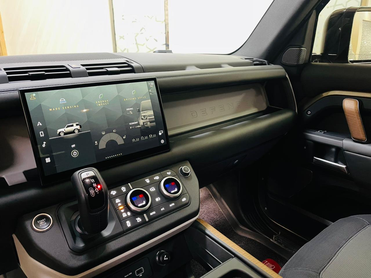 Land Rover Defender - Image 9