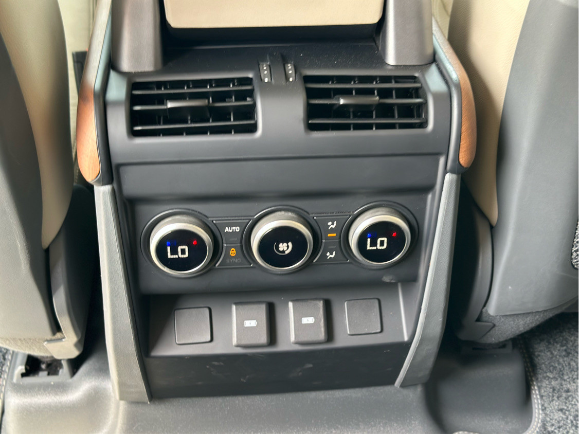 Land Rover Defender - Image 8