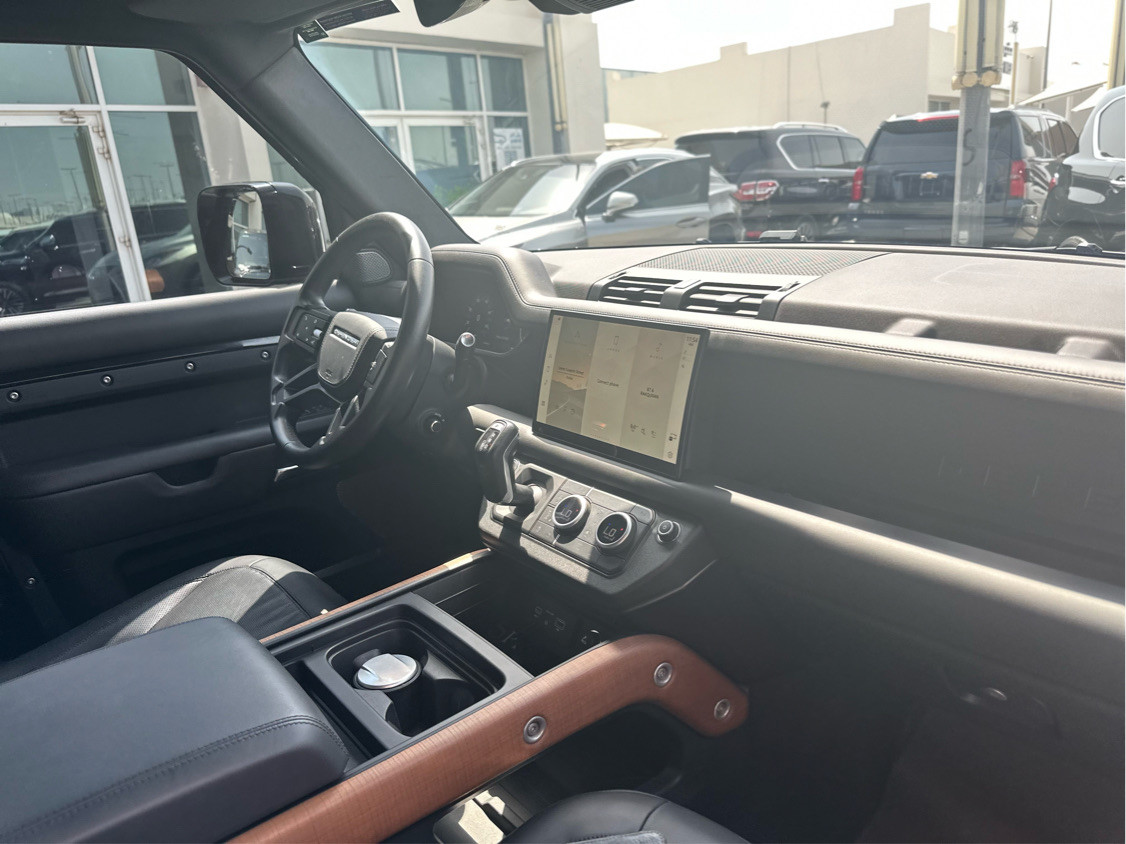 Land Rover Defender - Image 8