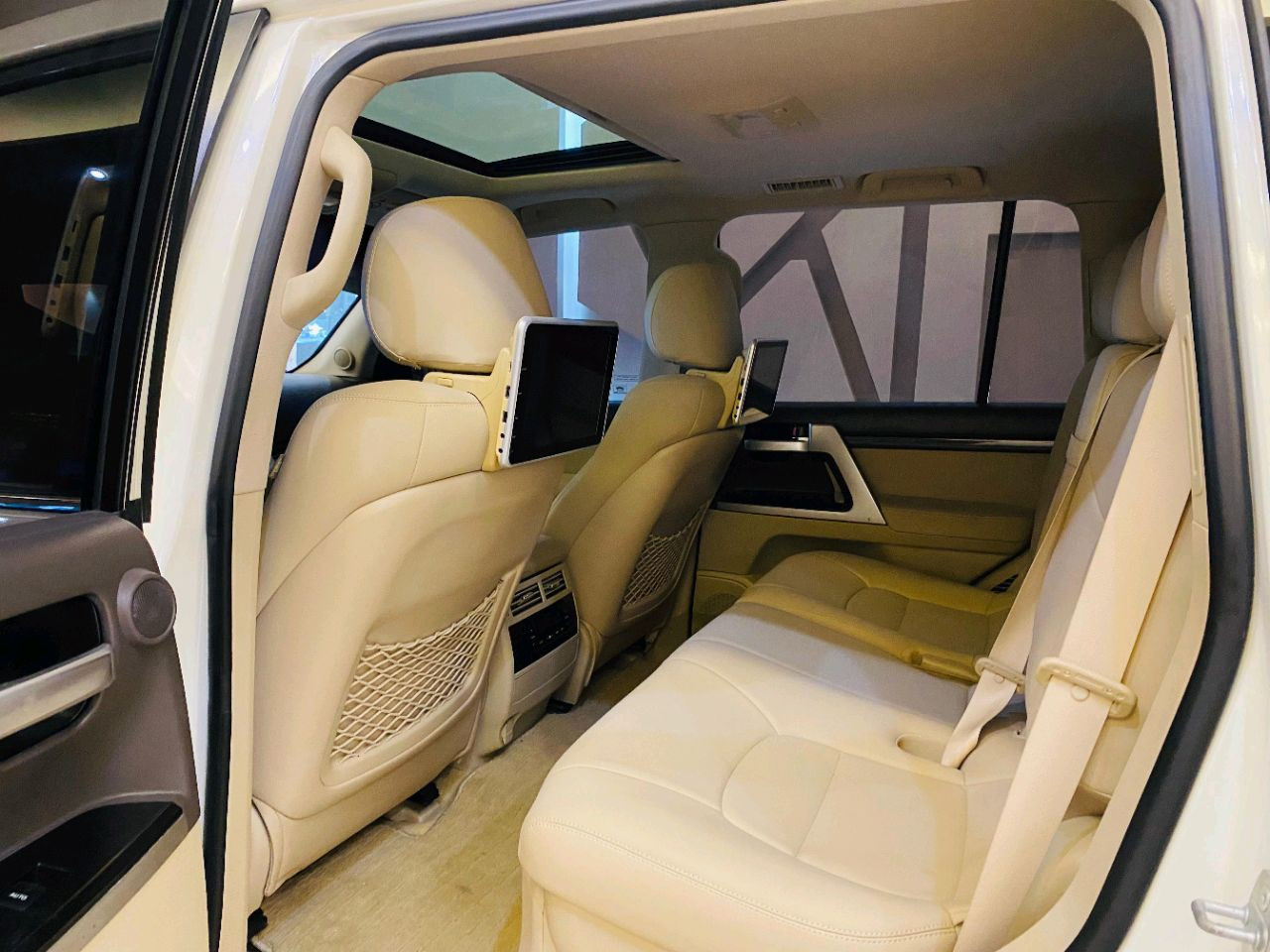 Toyota Land Cruiser - Image 8