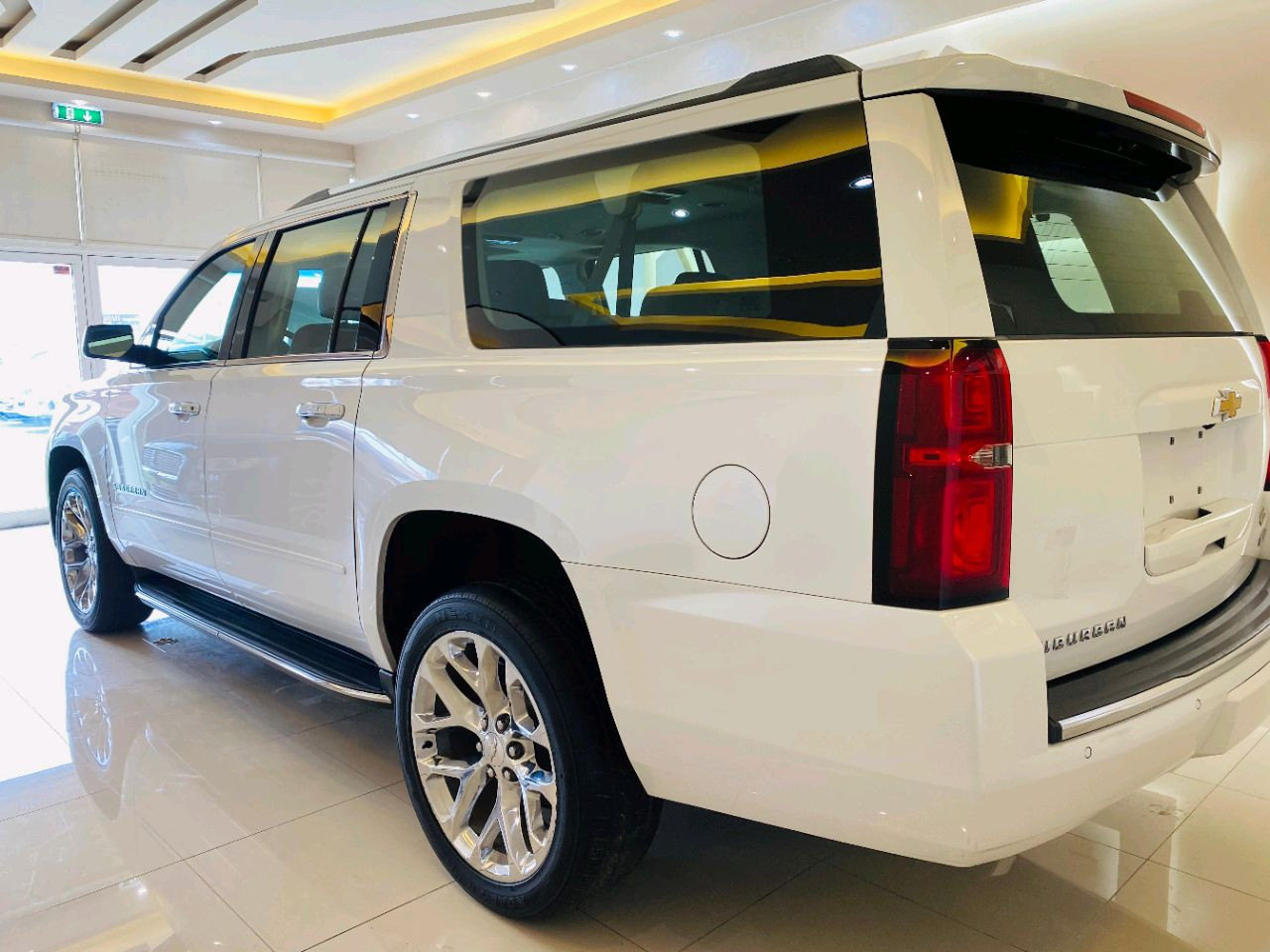Chevrolet Suburban - Image 11