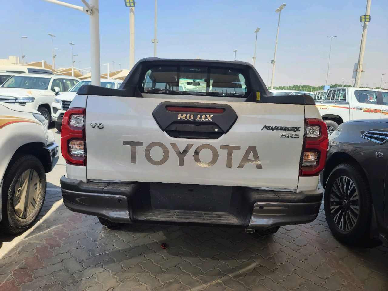 Toyota Hilux - Image 11