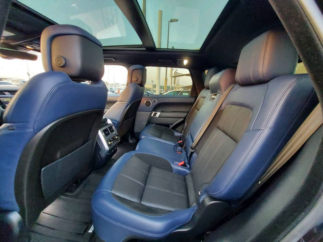 Land Rover Defender - Image 4