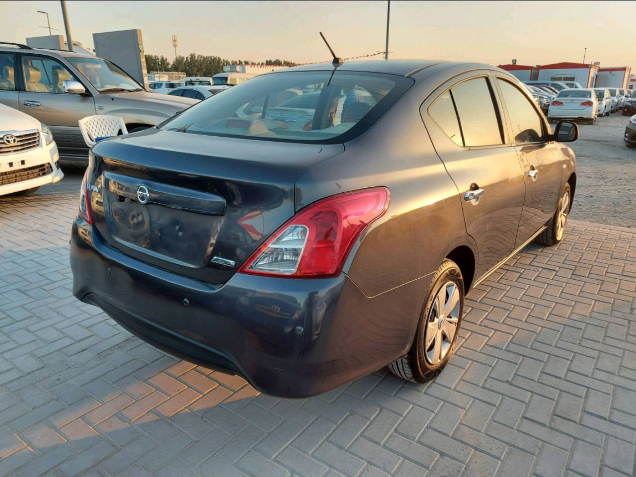 Nissan Sunny - Image 4