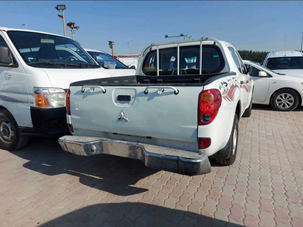 Mitsubishi Pickup - Image 6
