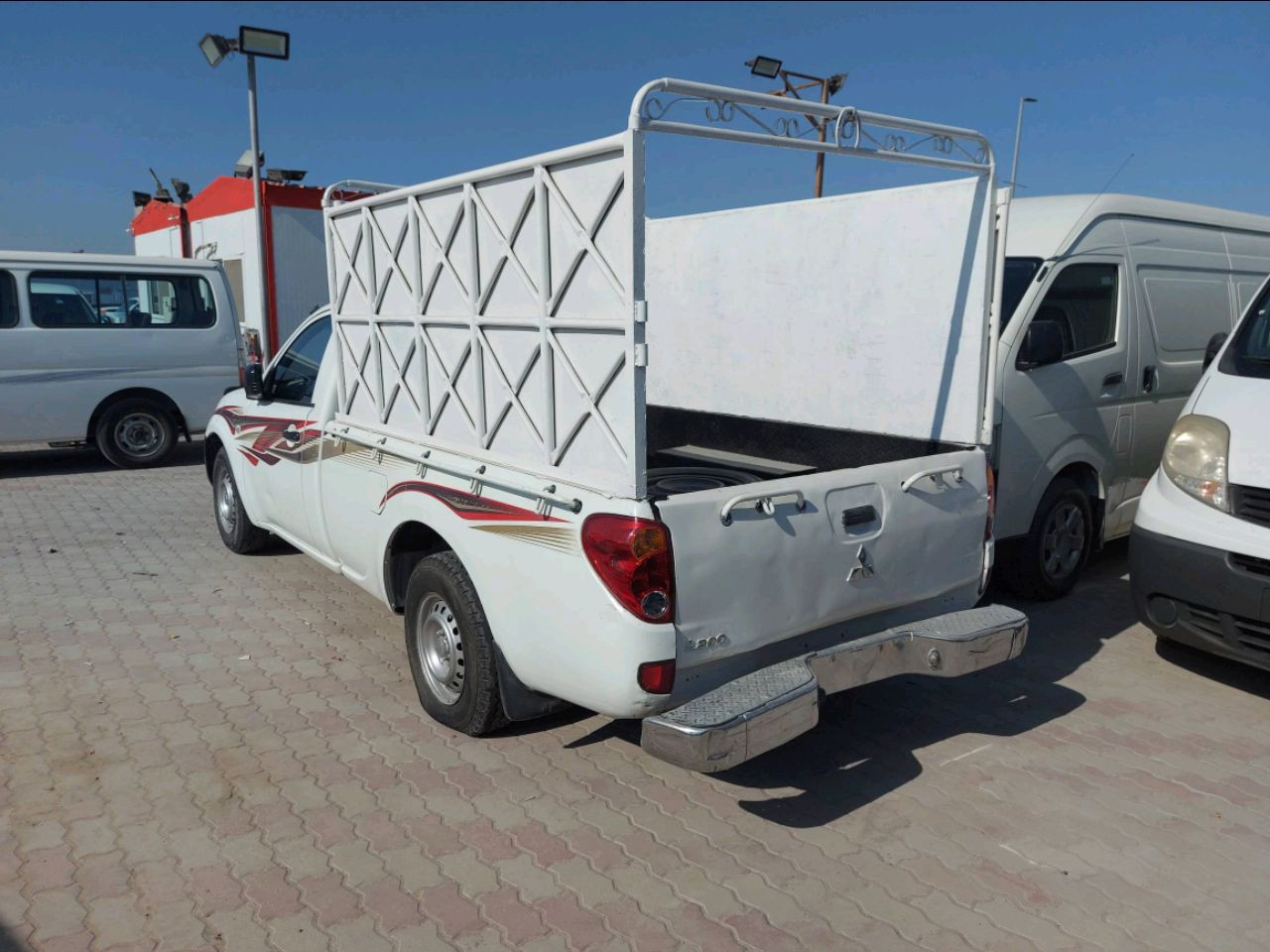Mitsubishi Pickup - Image 5