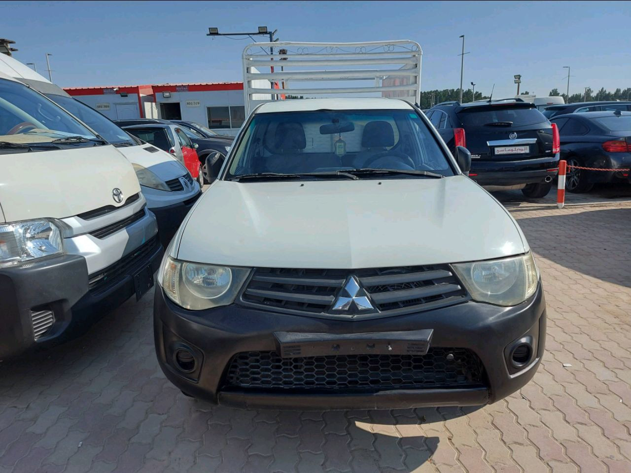 Mitsubishi Pickup - Image 4